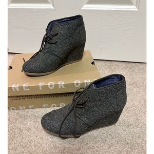 NIB TOMS DESERT WEDGE HERRINGBONE CLOTH SIZE 6